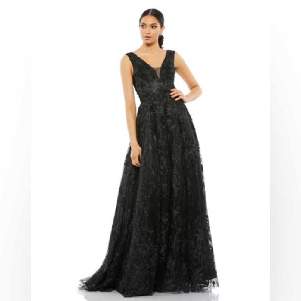 Mac DUGGAL FLORAL EMBROIDERED ILLUSION V-NECK GOWN brand new with tag size 12